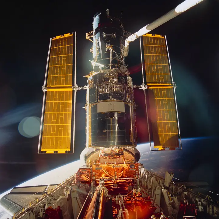 Hubble, its new solar arrays unfurled, gleams in Endeavour’s payload bay just before its release back into orbit, December 1993 (STS061-99-009).