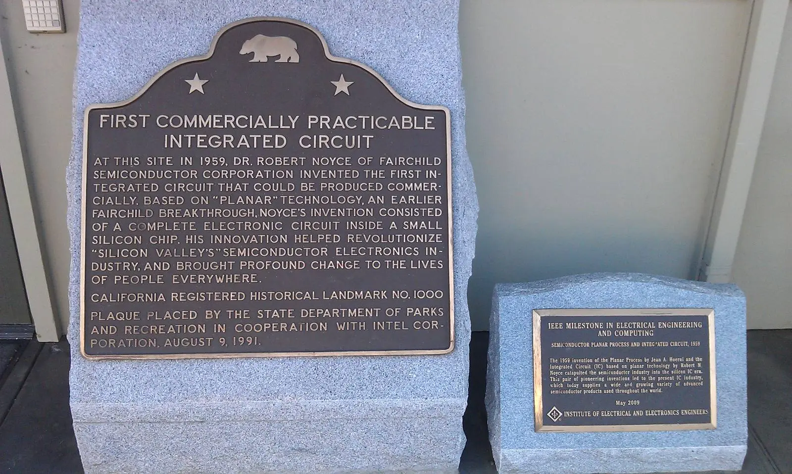 California Historical Landmark No. 1000 and the IEEE Milestone plaque in Palo Alto, where Robert Noyce invented the first integrated circuit that could be made commercially
