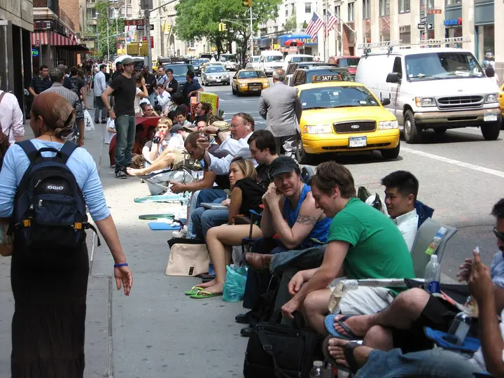 Buyers line the sidewalk outside an AT&T store on Broadway, New York, on iPhone launch day, 29 June 2007