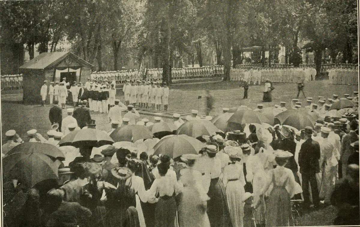 Midshipmen and crowds under umbrellas at the Naval Academy for the ceremonies honoring Jones on his return, 24 July 1905.