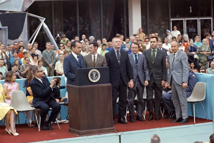 President Nixon introduces Sig Sjoberg and flight directors Glynn Lunney, Gene Kranz, Gerry Griffin and Milton Windler in Houston, 18 April 1970 (S70-35600)