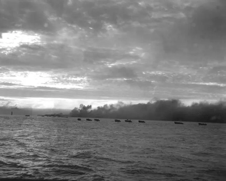 Landing craft loaded with Marines head for the smoking Inchon waterfront, 15 September 1950 (127-N-A2716).