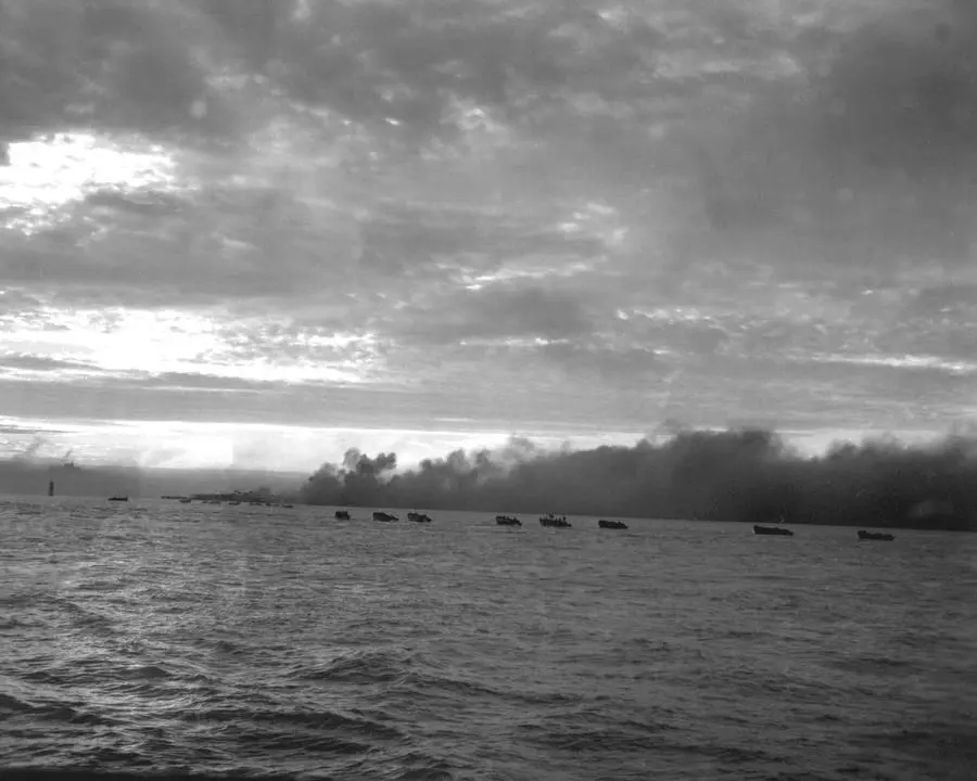 Landing craft loaded with Marines head for the smoking Inchon waterfront, 15 September 1950 (127-N-A2716).