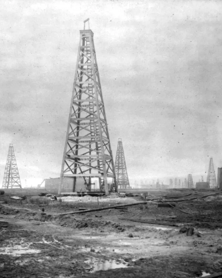 The Lucas well, drilled by Al and Curt Hamill, standing capped on Spindletop Hill, 1901. No free portrait of Al Hamill is available.