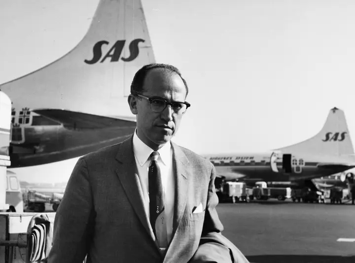 Jonas Salk at Copenhagen Airport on a 1959 visit to Denmark’s State Serum Institute.