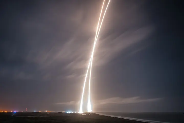 A long exposure traces Falcon 9’s climb and its first stage’s return to Landing Zone 1, Cape Canaveral, 21 December 2015.
