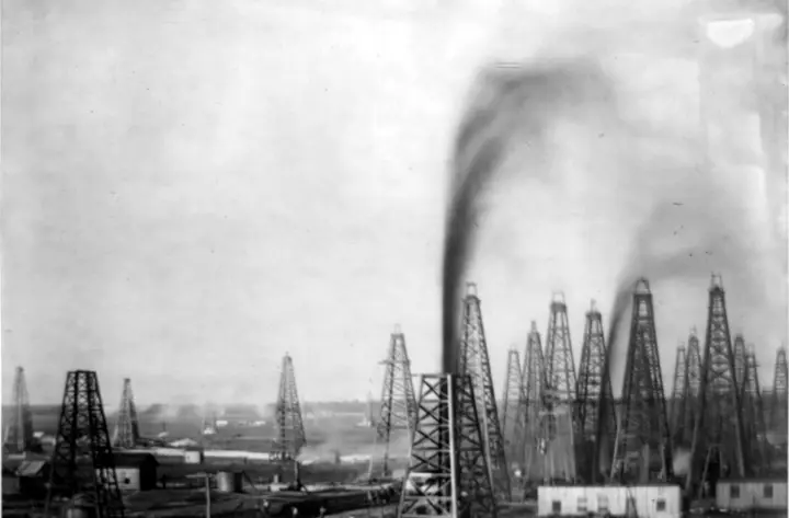 The Heywood No. 2 gusher blows above the forest of derricks on Spindletop Hill, 1901